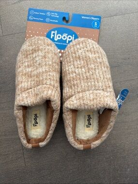 NWT Floopi Women’s Cozy Slip-On Slippers - Tan. Size S 5-6